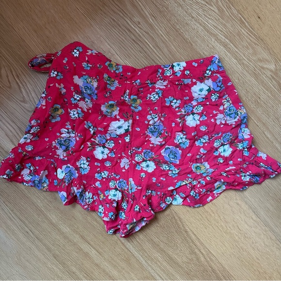 FREE PEOPLE Red Floral Print Flirting Fleurs Ruffle Tie shorts size 4 - Picture 2 of 3